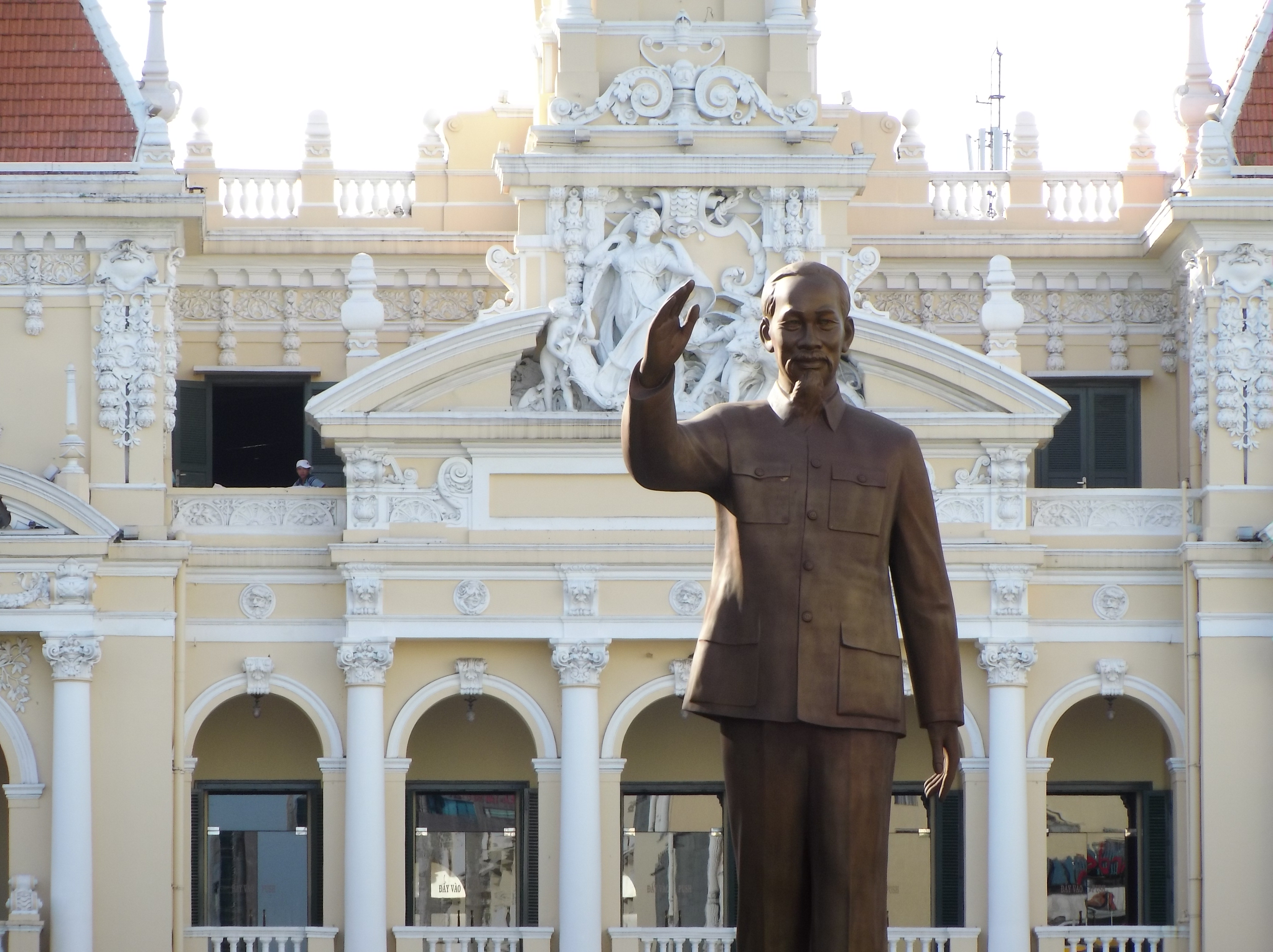 同じ位置から最大10倍のズームで撮影すると、途中にある故ホー・チ・ミン主席の銅像もアップでこんなにきれいに撮影できる