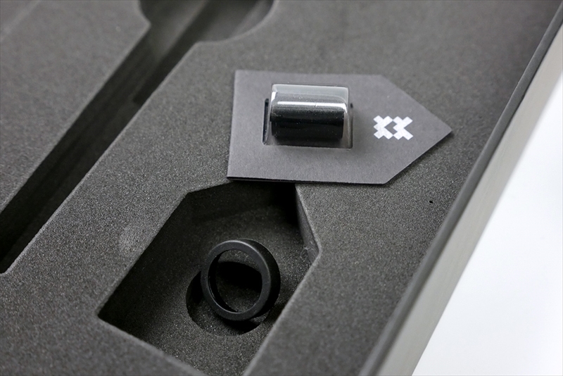 電池（上）とローラー部分の交換パーツがついてました