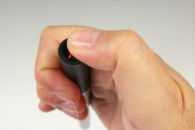 頭の部分を2秒くらい触ると電源が入ってポインターが赤く光ります