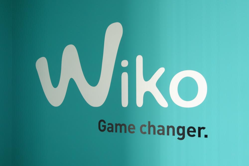 ウイコウ・ジャパンのオフィス入り口に掲げられたロゴ