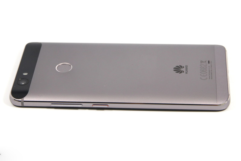 背面中央に指紋認証センサー