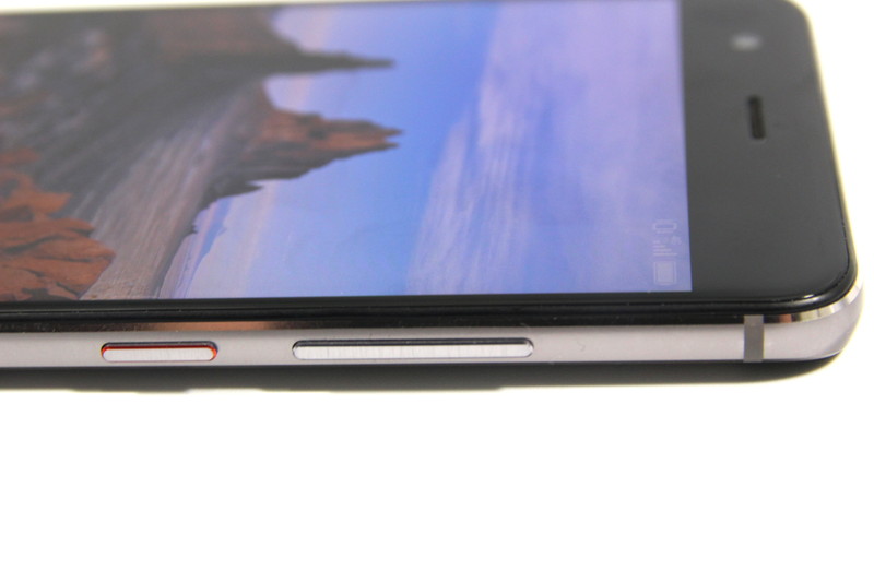 背面中央に指紋認証センサー