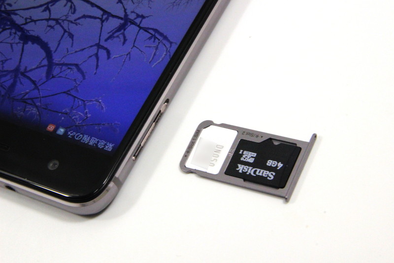 片方のnanoSIMスロットはmicroSDと排他利用