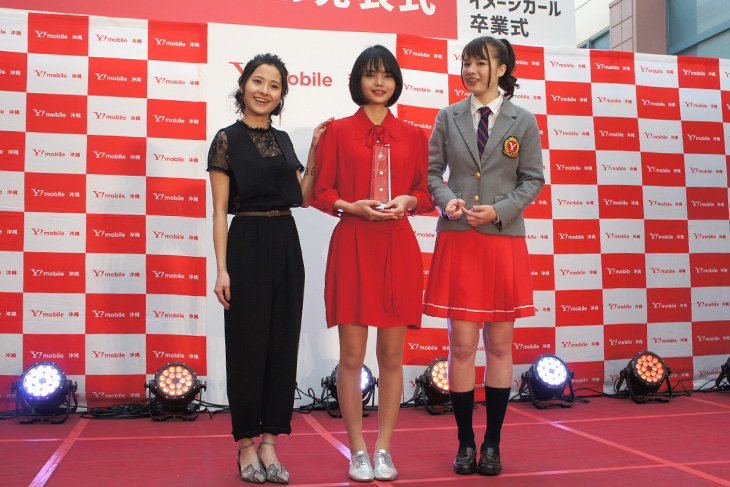 イメージガール発表会の模様。左から5代目イメージガールの比嘉梨乃、慶田リナ（9代目）、崎原カリサ（8代目）