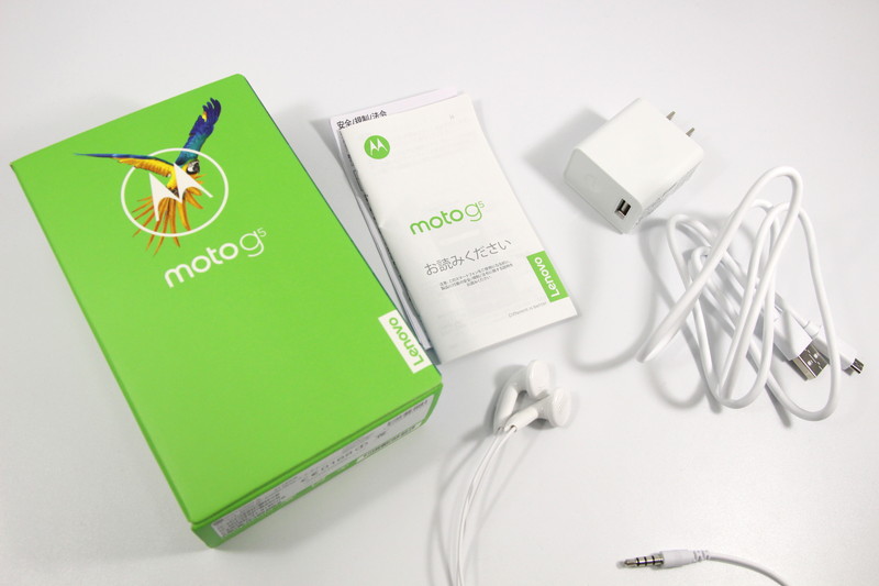 イヤホン、ケーブル、ACアダプターが付属