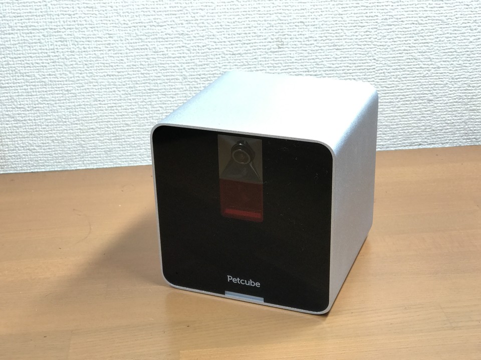 「Petcube Camera」。本体上部がカメラで、中央の赤い部分がレーザー投射口