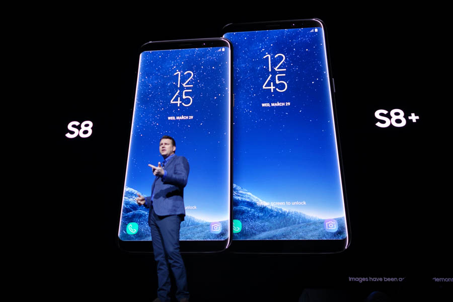 Galaxy S8を解説するDenison氏