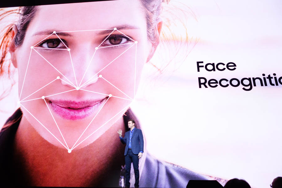 顔認証機能も搭載