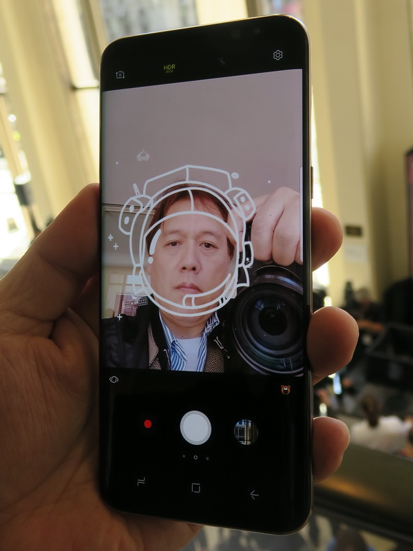 カメラには人物の顔に合わせてグラフィックを表示して撮影する機能も用意される