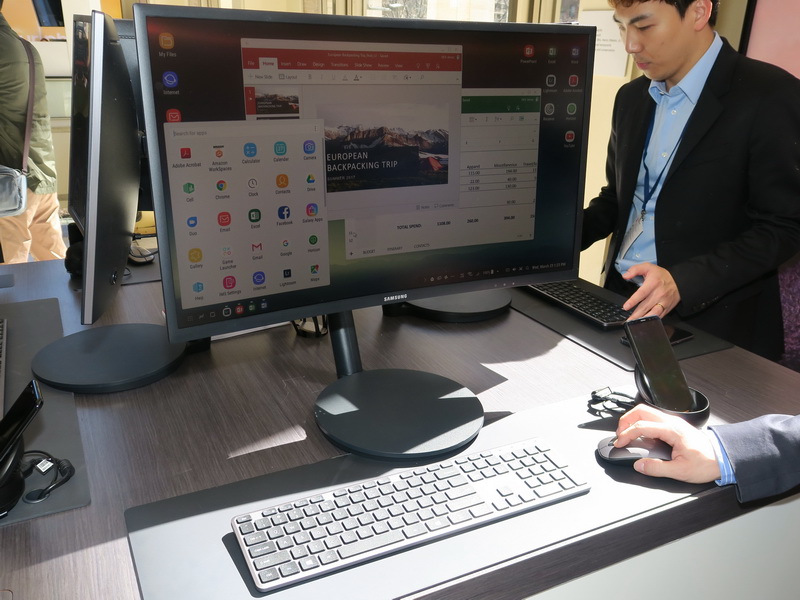 専用クレードルに接続すると、外部ディスプレイに出力して、アプリのウィンドウ表示が可能になる「Samsung DeX」。Windows 10 MobileのContinuumを彷彿させる機能だ
