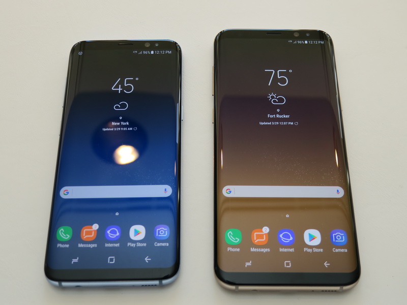Galaxy S8（左）とGalaxy S8+。ディスプレイサイズや内蔵バッテリーなどの容量は異なるが、基本的には共通仕様