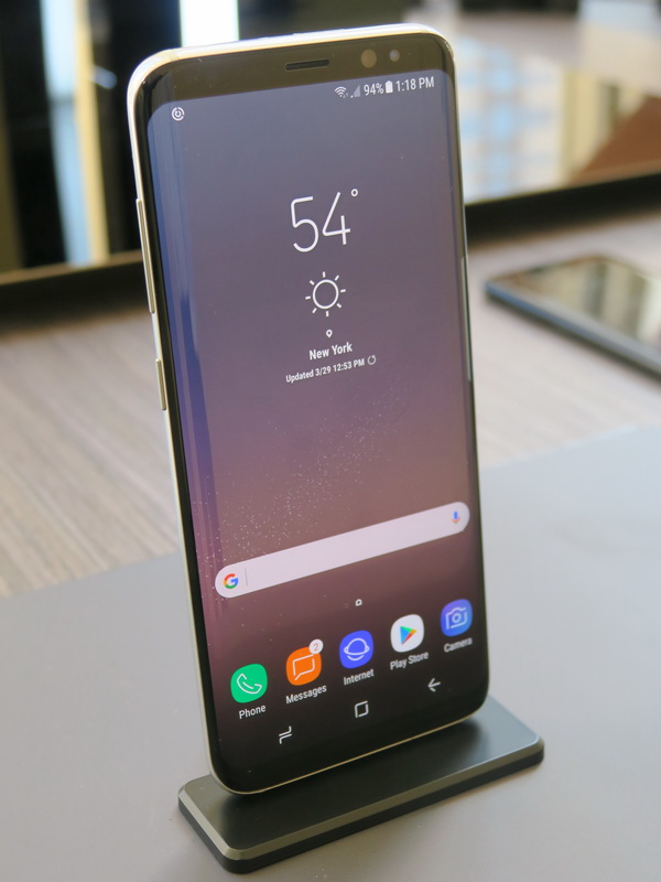 展示台に置いたGalaxy S8+。上部も下部もパーツ部分がかなり狭くなっていることがよくわかる
