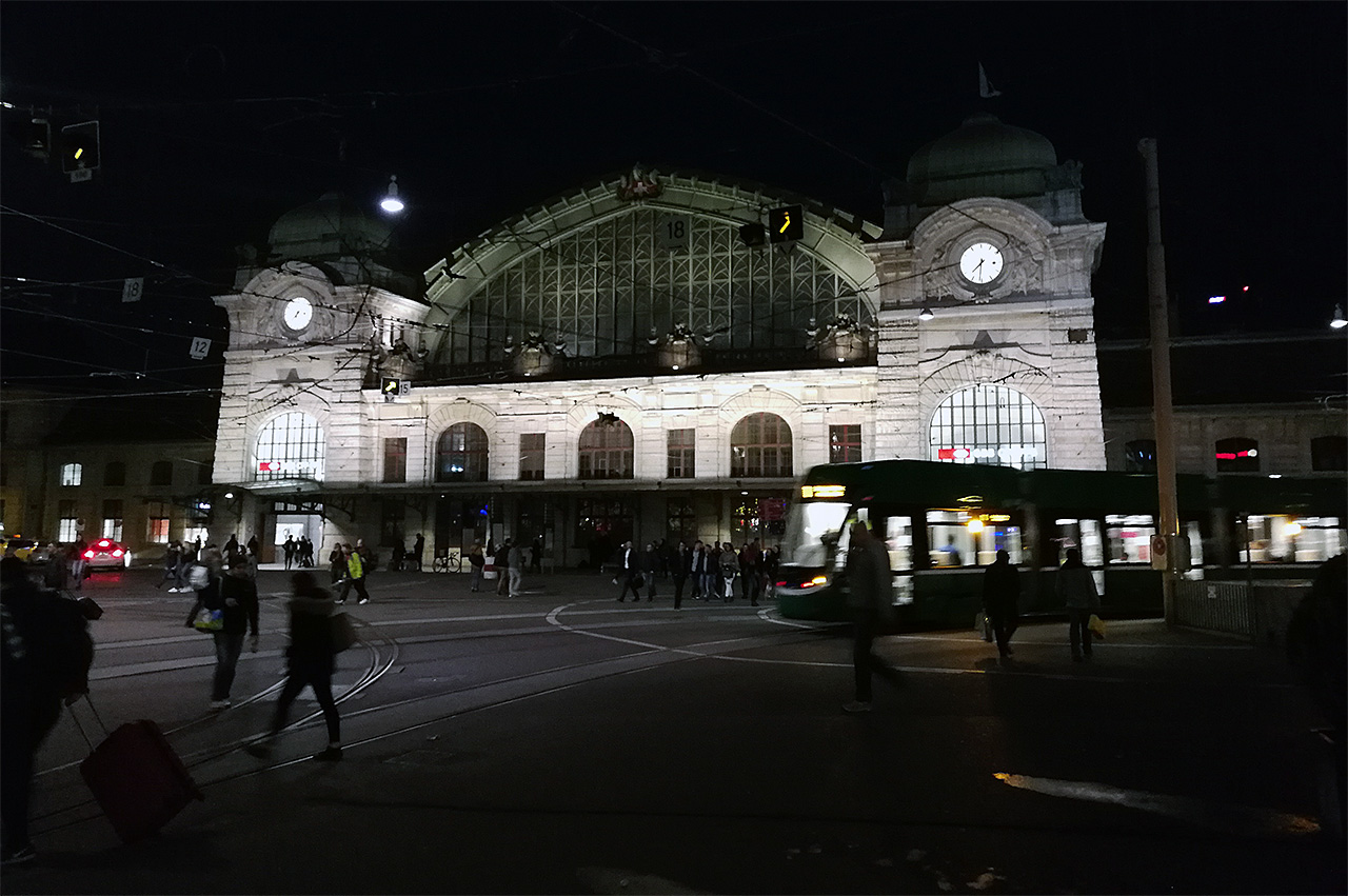 スイス側のバーゼル中央駅。ほかにドイツ鉄道が乗り入れる駅が北側にもある