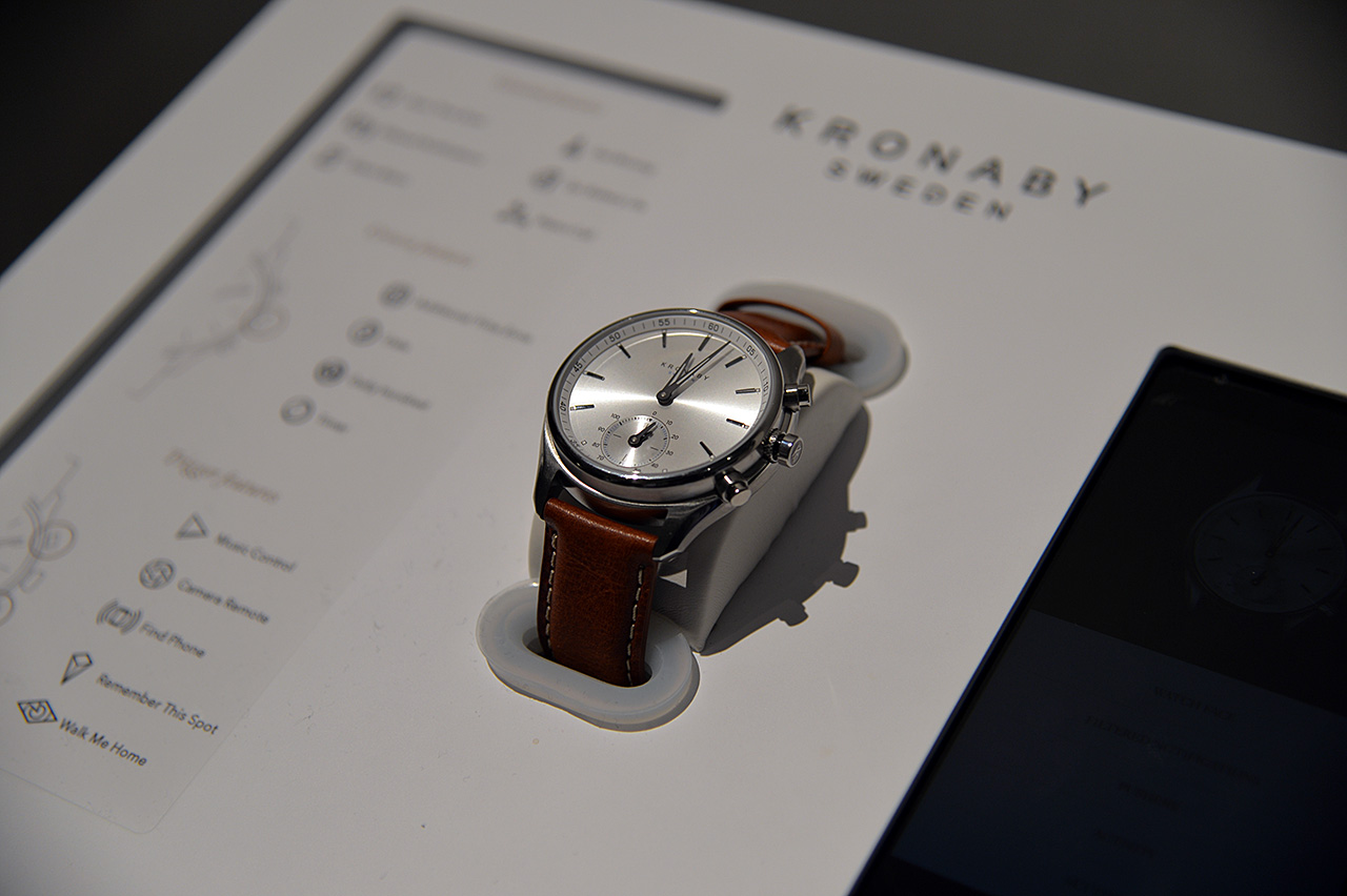 リュウズのほかにファンクションボタンがふたつ。機能はそれぞれ個別に設定できる