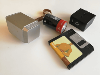 懐かしいフロッピーディスク型のモバイルバッテリー - ケータイ