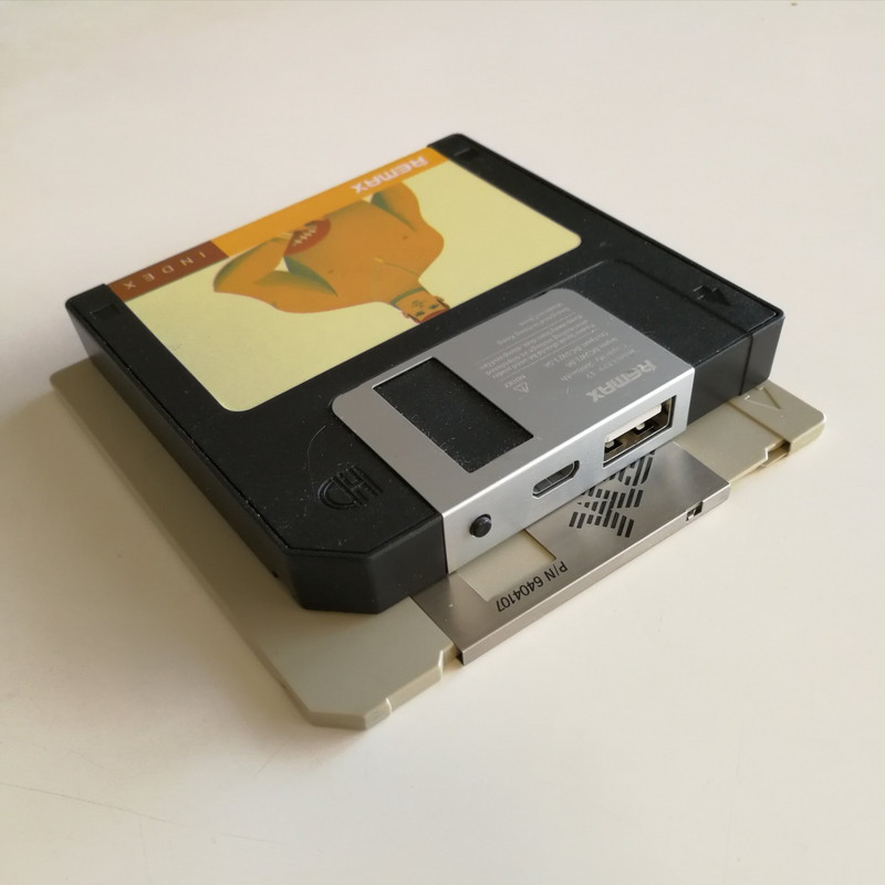 実際の3.5インチフロッピーディスクとはサイズがかなり違うが、一見すると騙されてしまう