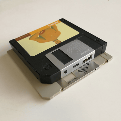 懐かしいフロッピーディスク型のモバイルバッテリー - ケータイ Watch