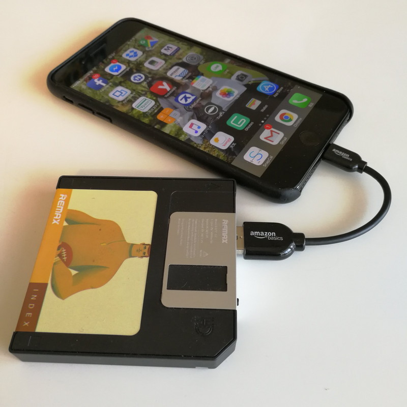 こういう感じでiPhone 7 Plusに給電する。少し厚みがあるが横幅がほぼiPhone 7 Plusと同じ