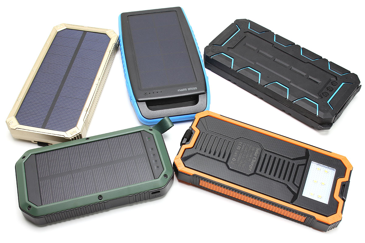 ここ数カ月で購入したモバイルバッテリー各種。気付いてみたら、ほとんどが太陽光パネル内蔵の品でした。実用的な明るさのLEDランプ内蔵タイプというのも多々あります。今時のモバイルバッテリーは価格的な買いやすさにも惹かれます。