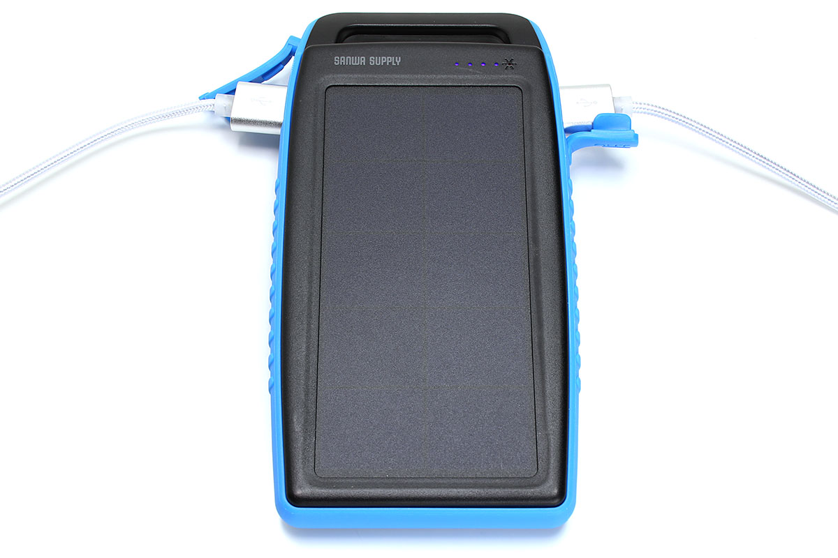 本体上部左右に給電用USBポートがあります。左側には充電用microUSBポート、右側には電源ボタンもあります。2つのデバイスを同時にUSB充電でき、最大出力は2ポート合わせて2.1A。