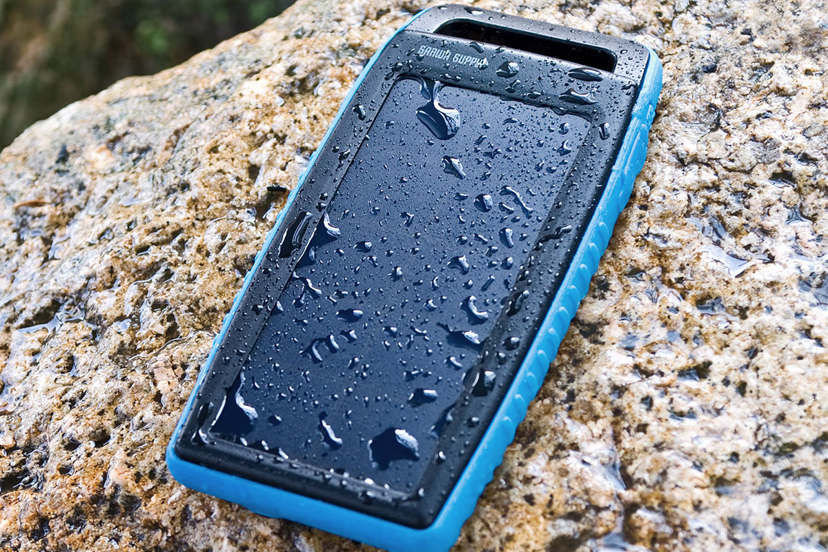 本体上部は背面に少し傾いた形状をしており、この部分に紐やカラビナなどを装着して吊すこともできます。IPX4の防沫性能があり、雨などに濡れても大丈夫。