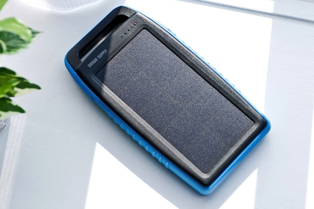 ソーラー充電が可能で、約6日間で充電できます。USB充電の場合は約7時間で充電できます。背面には0.5WのLEDランプが内蔵されており、電源ボタン長押しで点灯します。明るさは暗闇で足元をそこそこ照らせる程度ですが、補助的なLEDランプとしては実用的だと感じられます。