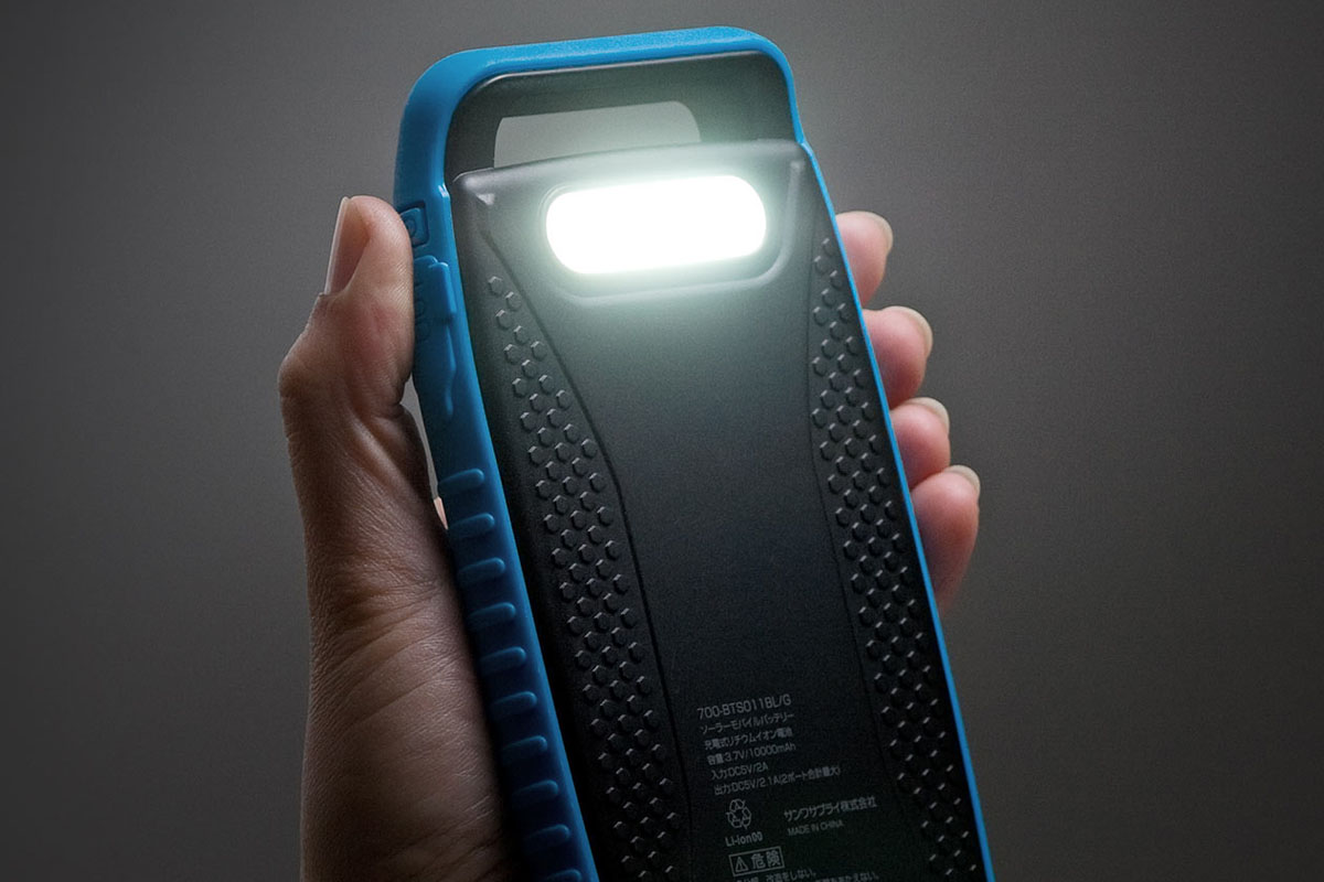 ソーラー充電が可能で、約6日間で充電できます。USB充電の場合は約7時間で充電できます。背面には0.5WのLEDランプが内蔵されており、電源ボタン長押しで点灯します。明るさは暗闇で足元をそこそこ照らせる程度ですが、補助的なLEDランプとしては実用的だと感じられます。