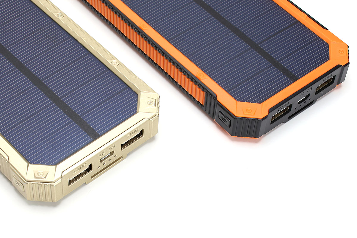 本体上部にUSBポートや電源ボタン類があります。サイズ感は、ハードジャケット入りのiPhone 6 Plusに近い雰囲気。