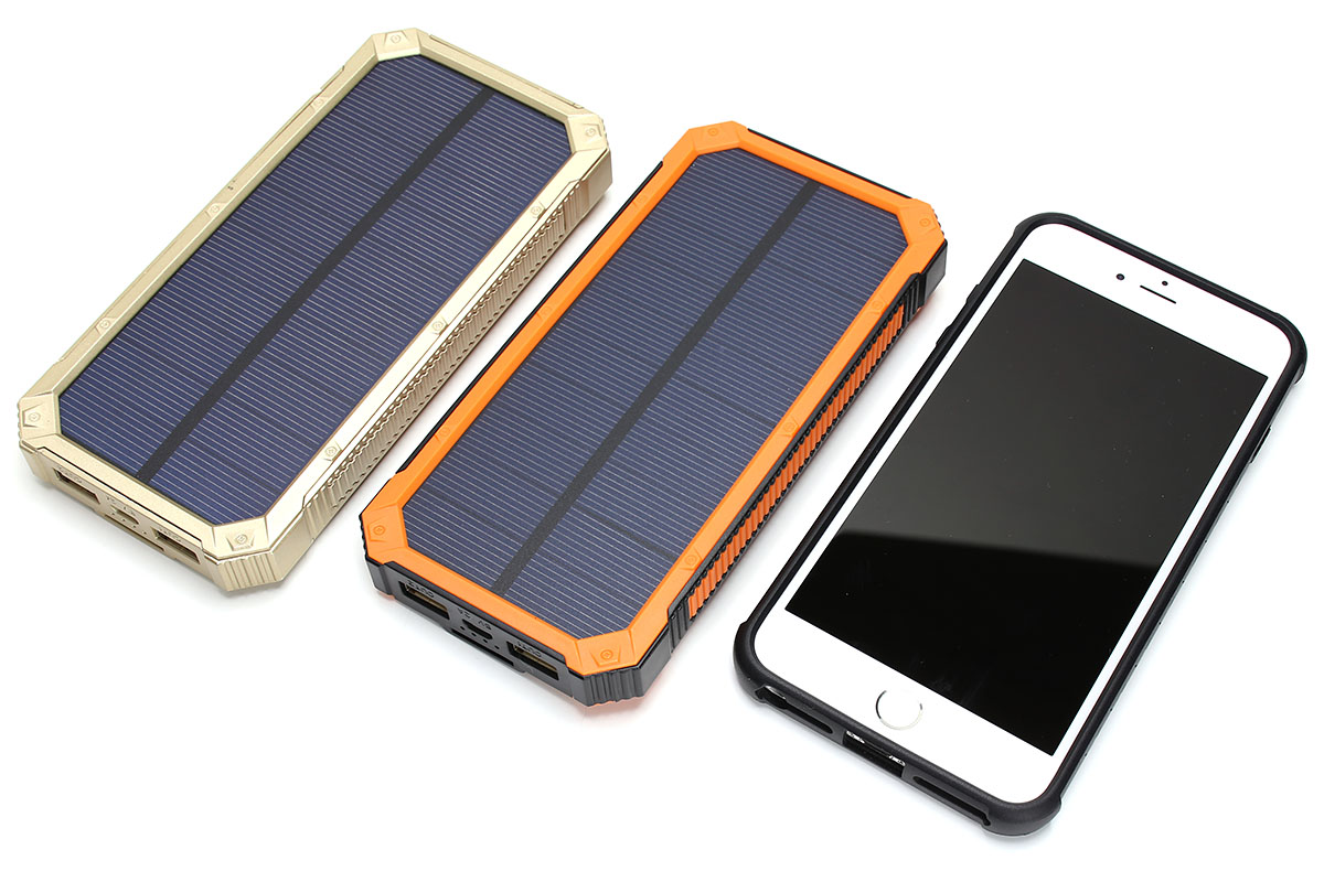 本体上部にUSBポートや電源ボタン類があります。サイズ感は、ハードジャケット入りのiPhone 6 Plusに近い雰囲気。