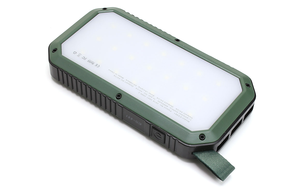 給電用USBポート×3・ソーラー充電対応・LEDランプ（21個）内蔵・防水・防塵・耐衝撃という仕様の多機能モバイルバッテリーです。購入価格は2180円。