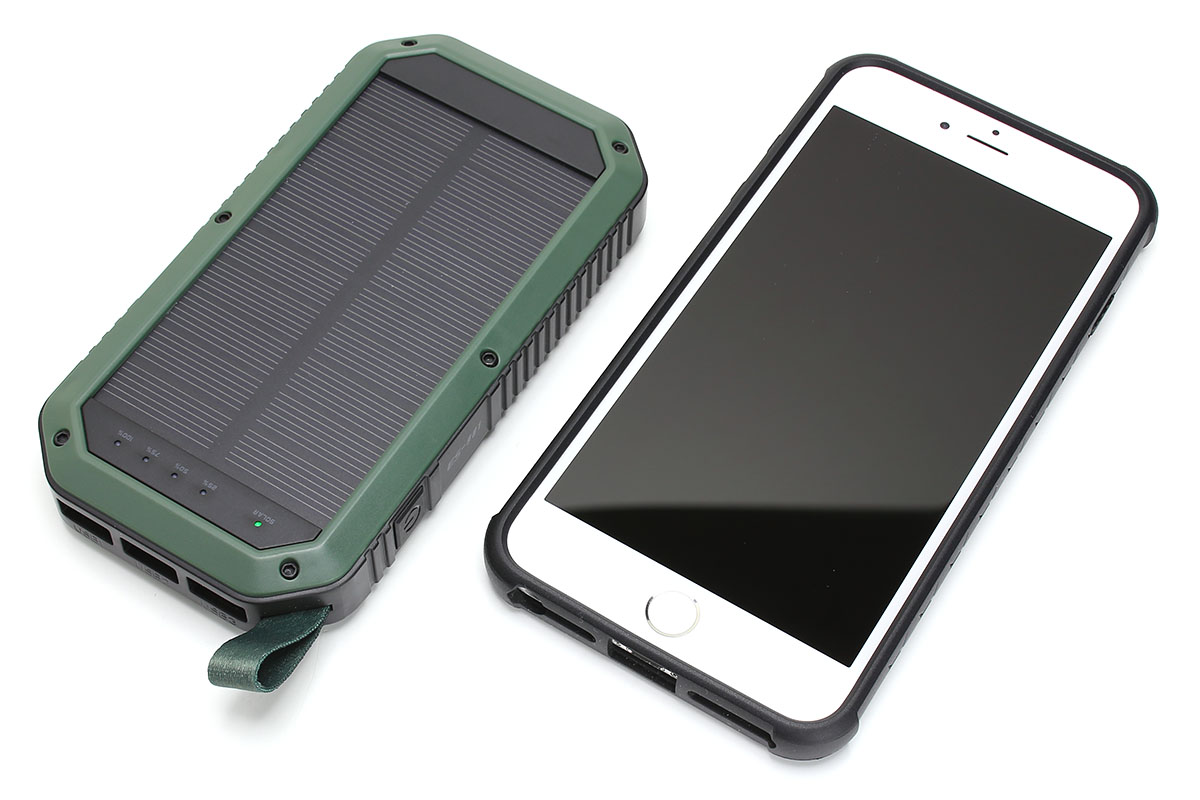 ハードジャケット入りのiPhone 6 Plusより少し小さいという印象のサイズ感です。21個のLEDは直視できないほどではないですが、かなり明るく、パネル部がディフューザーとなっているので、「目に優しく十分明るい」という感じで使えます。