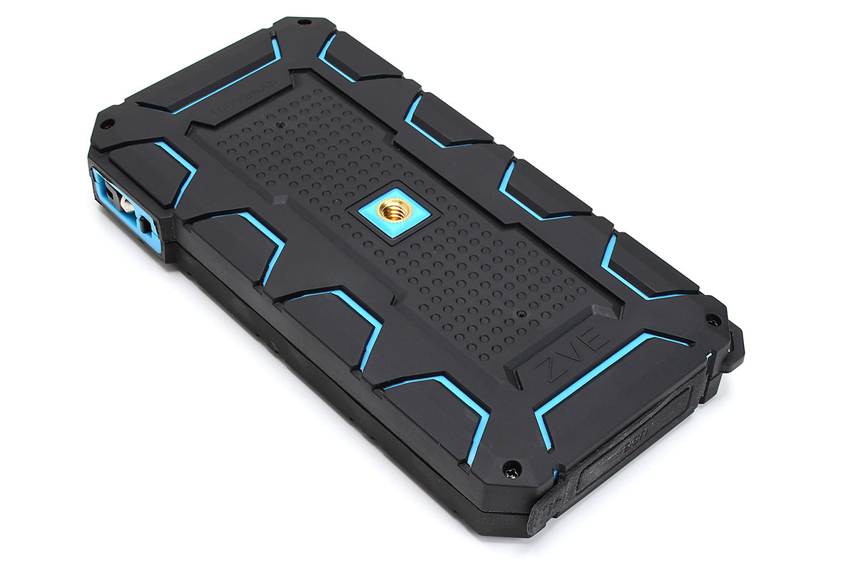 ZVEの「ZVE 10000mAh 大容量モバイルバッテリー」。本体周囲に、LEDランプ、電熱線ライター、窓ガラス割りハンマーなどが内蔵されています。裏面には三脚用ネジ穴があり、自転車などにセットしてライトとしての使用が想定されているようです。容量は10000mAhで、現在2680円で売られています。