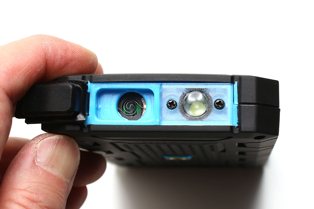 LEDランプは点灯・点滅・SOS点滅が切り換えられます。1灯ですが直視できない程度明るく、暗闇で足元を十分照らせる明るさがあります。電熱線はボタンのダブルクリックで赤熱します。