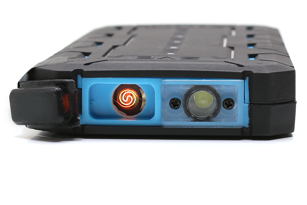 LEDランプは点灯・点滅・SOS点滅が切り換えられます。1灯ですが直視できない程度明るく、暗闇で足元を十分照らせる明るさがあります。電熱線はボタンのダブルクリックで赤熱します。