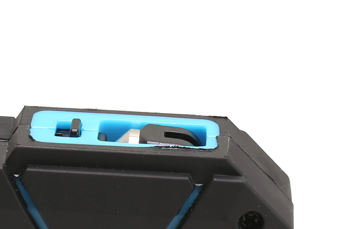 本体のサイドにある窓ガラス割りハンマー。スライドボタンを引くことで飛び出します。