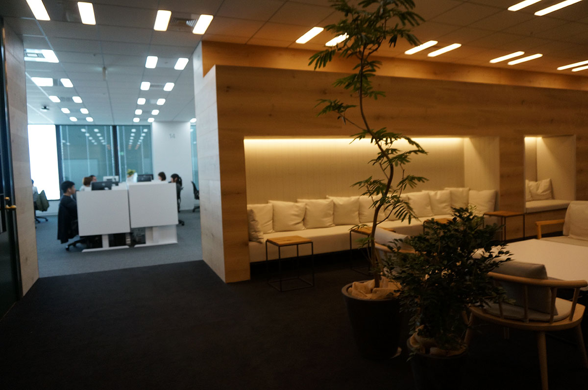 執務エリアすぐ横のスペースは、リラックスして作業したい場合などに