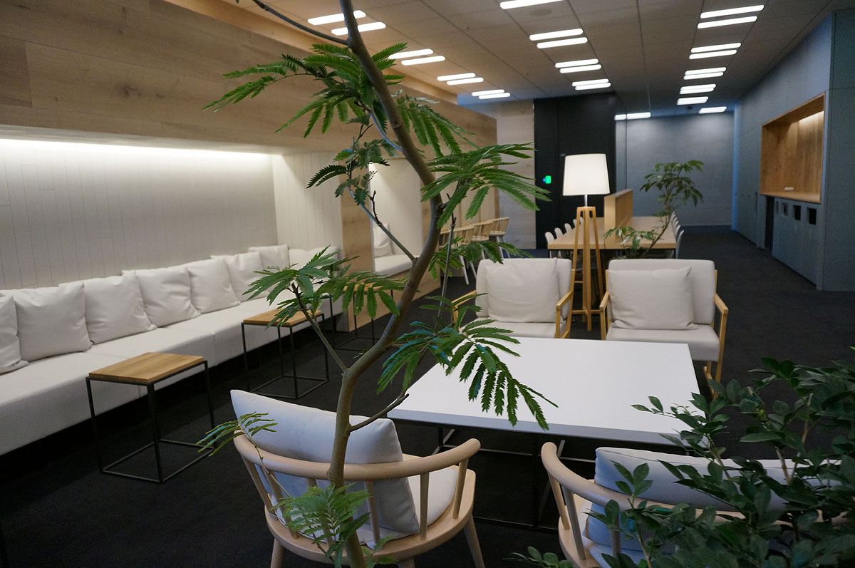 執務エリアすぐ横のスペースは、リラックスして作業したい場合などに