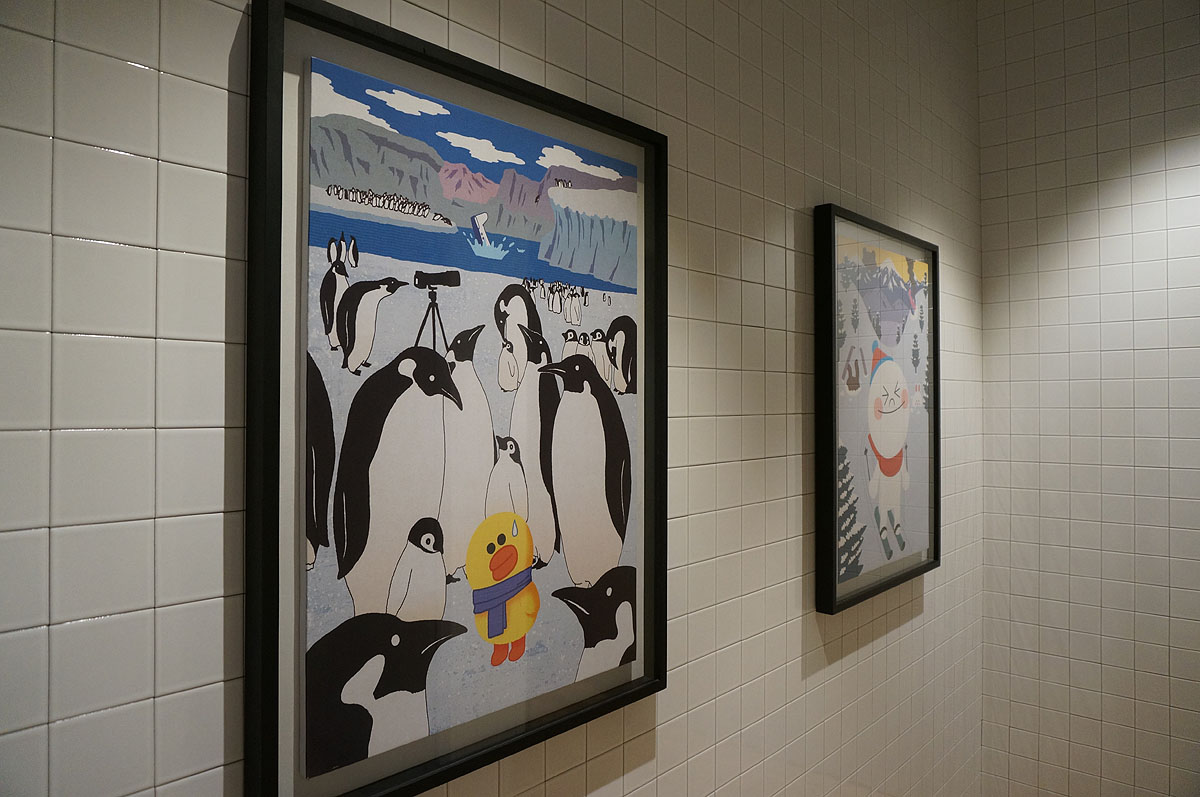 廊下のところどころに、LINEのキャラクターが姿を見せる絵画も
