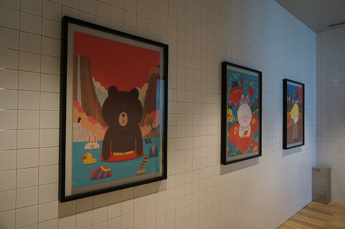 廊下のところどころに、LINEのキャラクターが姿を見せる絵画も