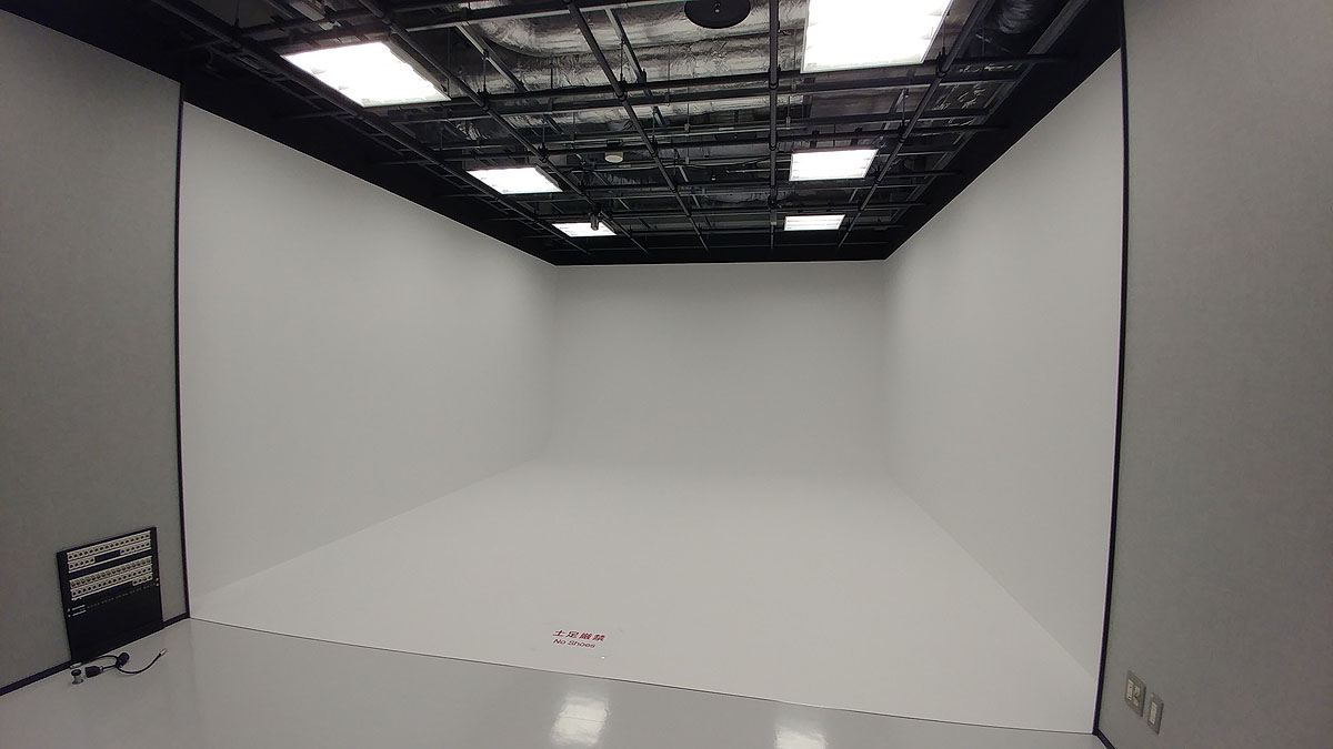 スチル用の撮影スタジオ。まだ全ての機材が搬入されていないという