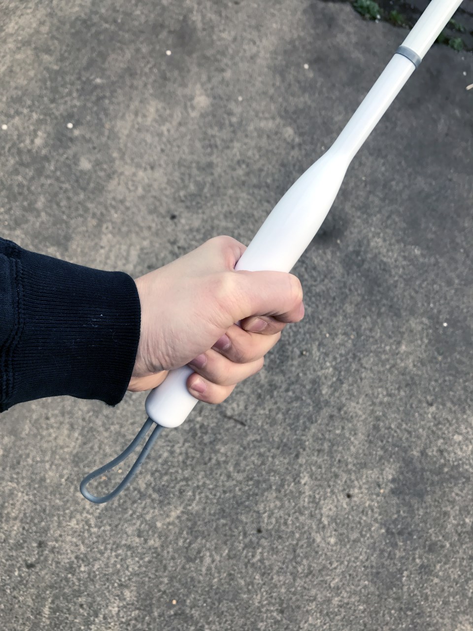 持ち手が直線なのは好みが分かれるところか。付属のストラップを手首にかけて持ち歩くこともできる