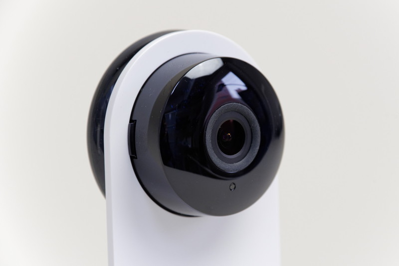 暗闇でも監視できる赤外線センサーを備える