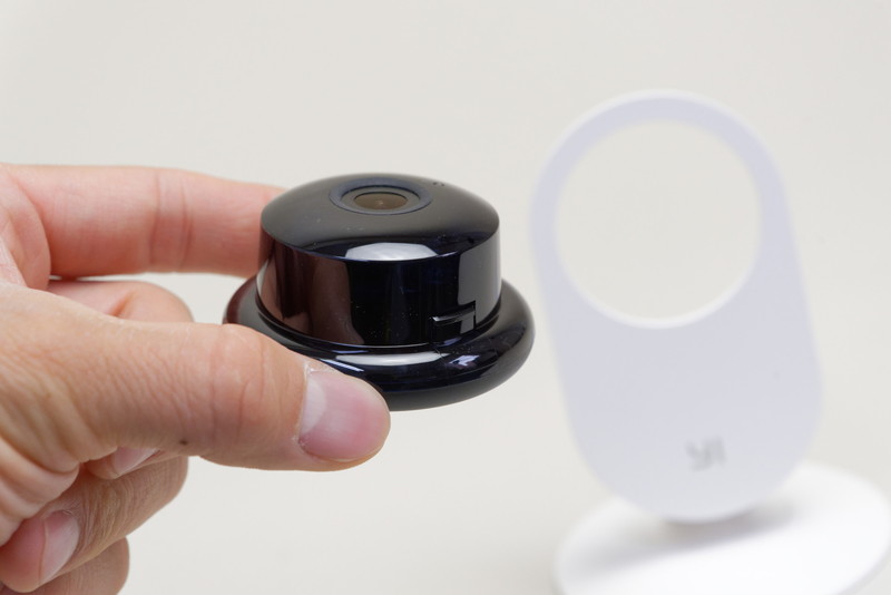 給電はmicroUSB。スタンドから取り外せるが、カメラ部単体で使うのは難しいかも