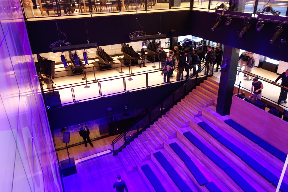 吹き抜けを使ったシアター。スクリーンは96枚のフラットディスプレイを使用