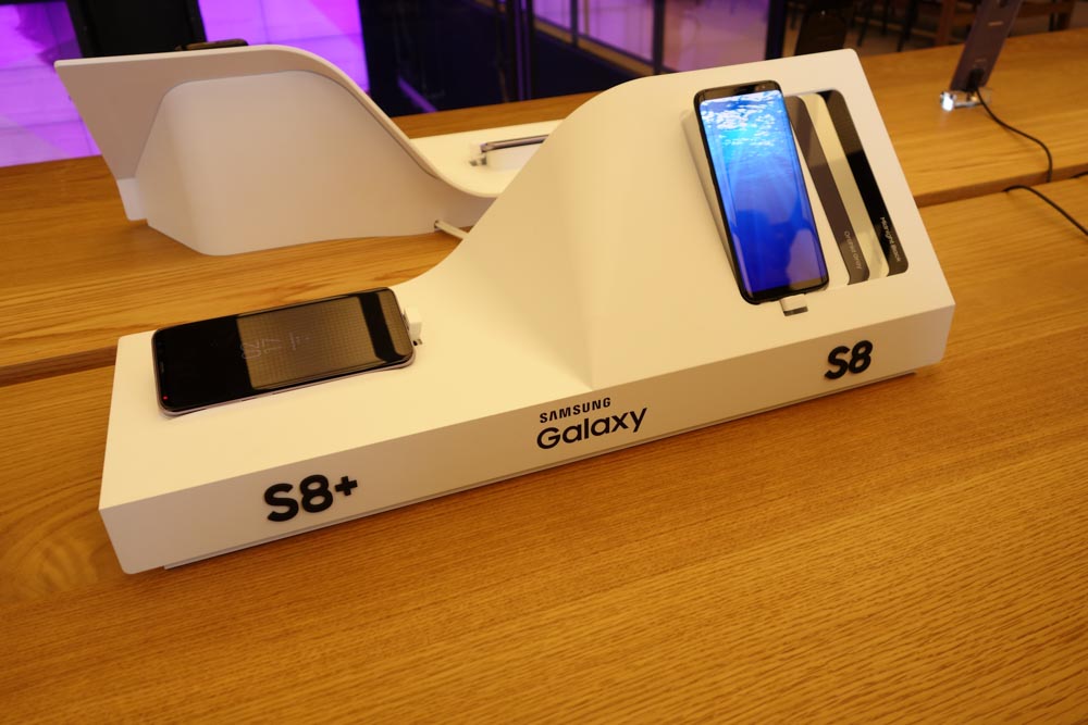 Galaxy S8用の展示什器。カラバリのサンプルも付いている