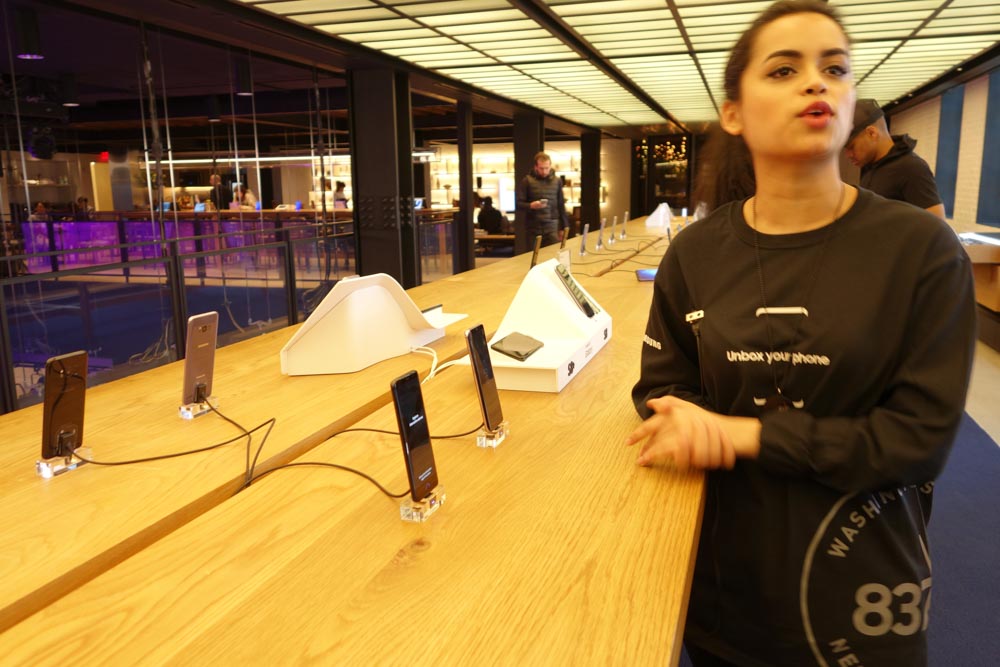 S8展示エリアで説明するスタッフのお姉さん