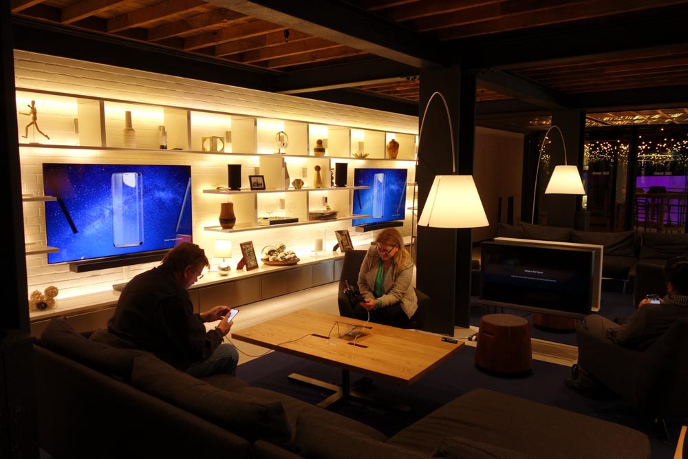 リビングルーム風の展示エリア