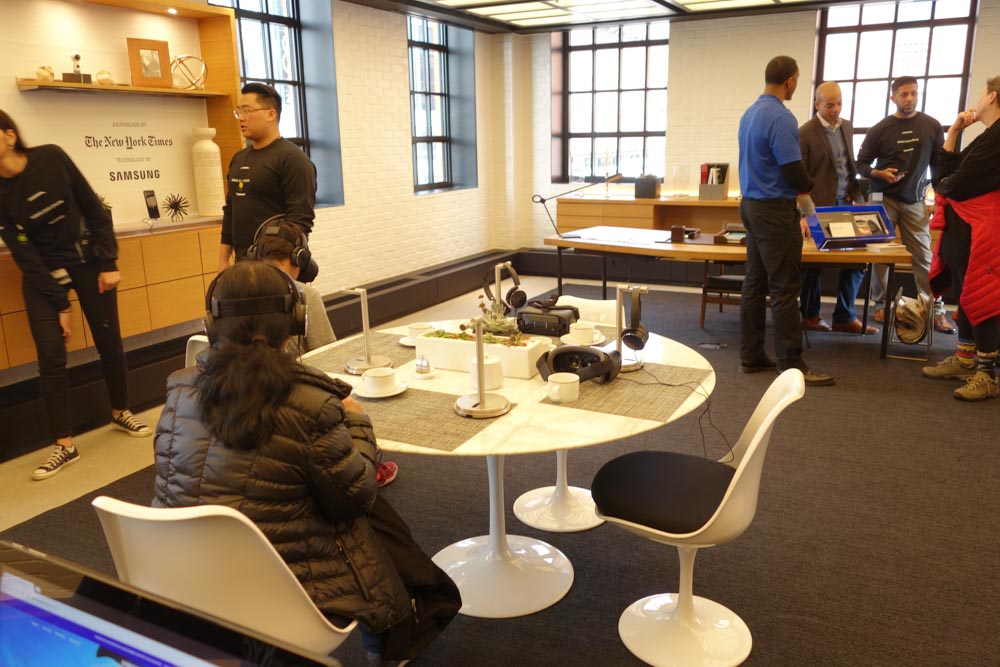 カフェスペース、座っていろいろな製品に触れることができる