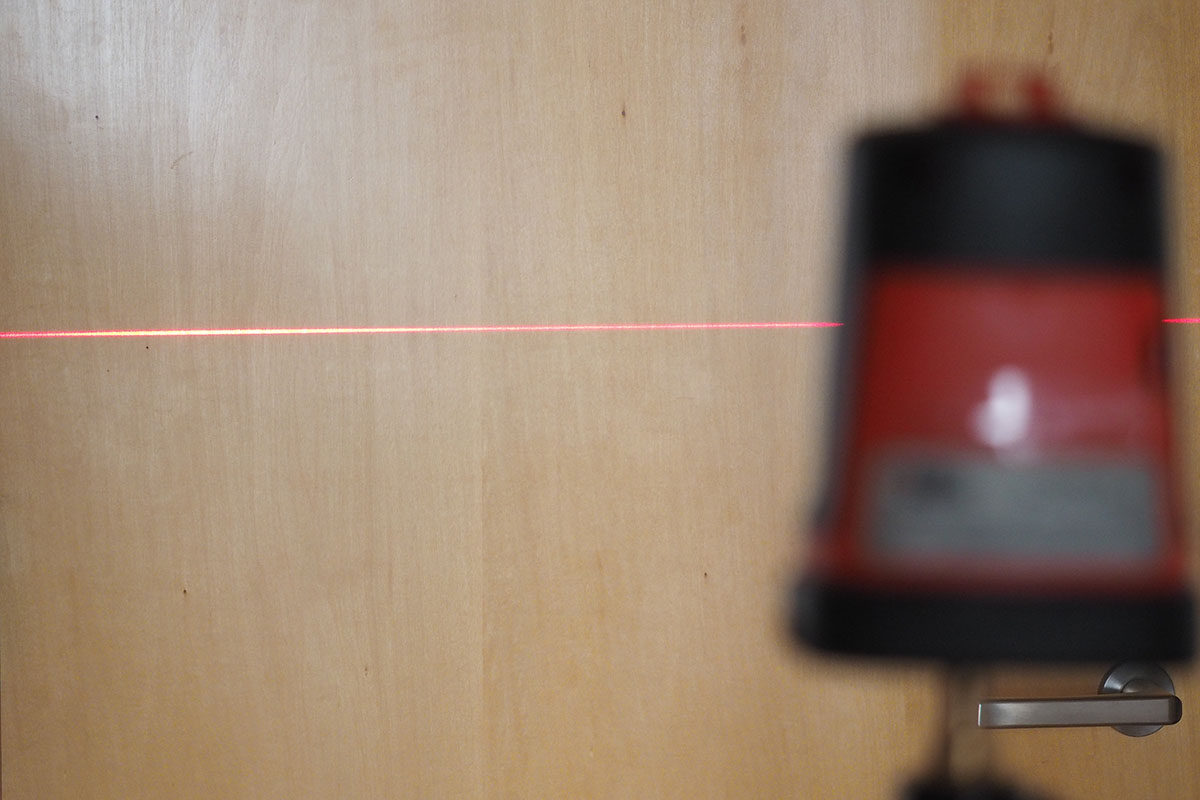 水平線や垂直線、両方を組み合わせた十字線の投影ができます。6mくらいまで投影可能。電源は四角い9V電池（006P）×1本で、約4時間連続して使えます。