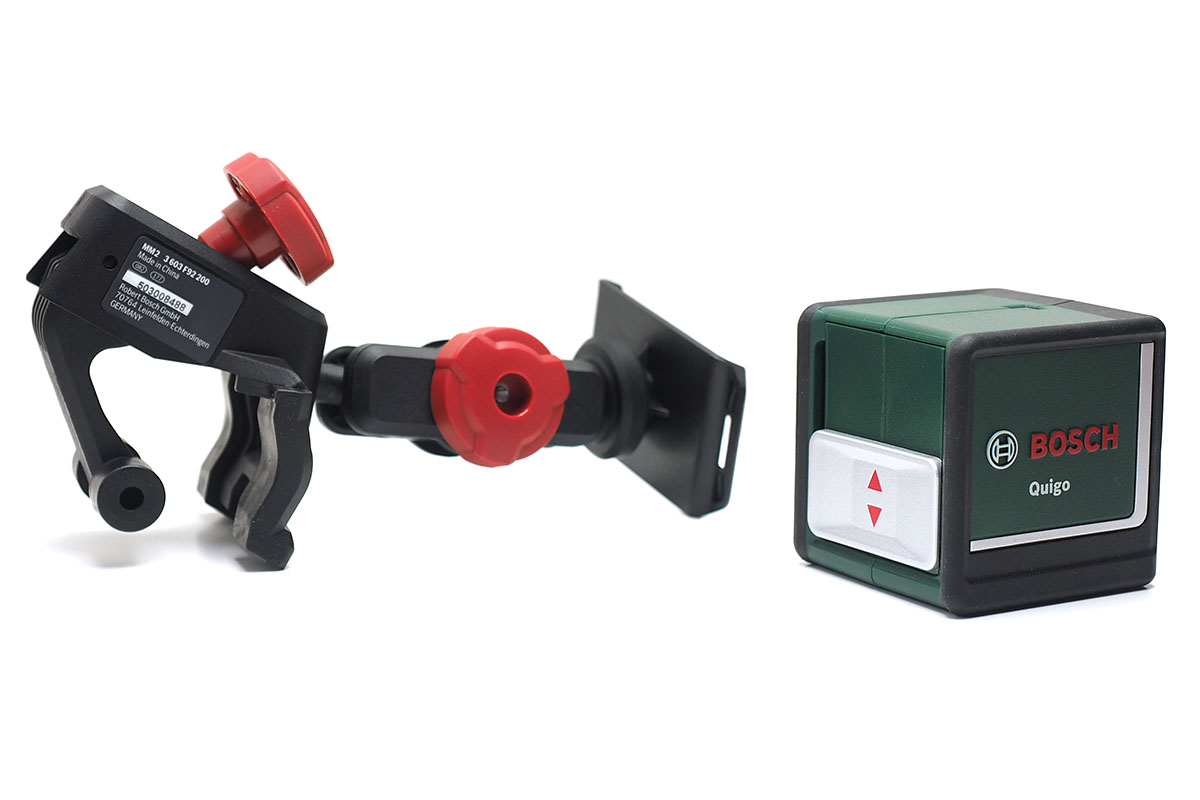 ボッシュの「Quigo 2」。単4形アルカリ電池×2本で使えて、マルチマウントクリップが付属します。本体前面のカバーを上にスライドさせるとレーザーが照射されます。65mmのキューブ形でコンパクトです。実勢価格は8000円くらい。